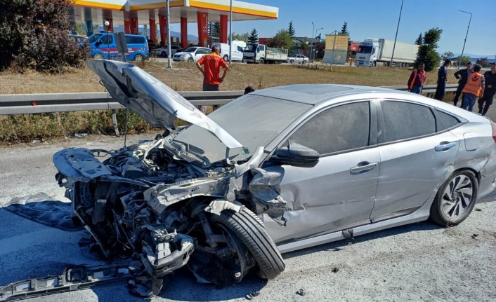 Anadolu Otoyolu Bolu kesiminde iki otomobilin çarpıştığı kazada 3 kişi yaralandı