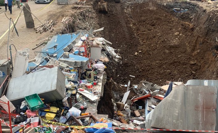 Artvin'de bir kişi çöken binanın enkazı altında kalmaktan son anda kurtuldu