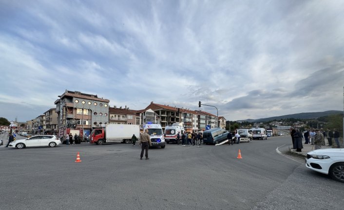 Bolu'da ambulans ile hafif ticari aracın çarpıştığı kazada 1 kişi yaralandı