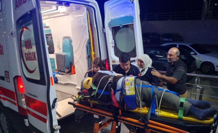 Çorum'da ağaçtan düşerek yaralanan kişi hastanede tedavi altına alındı