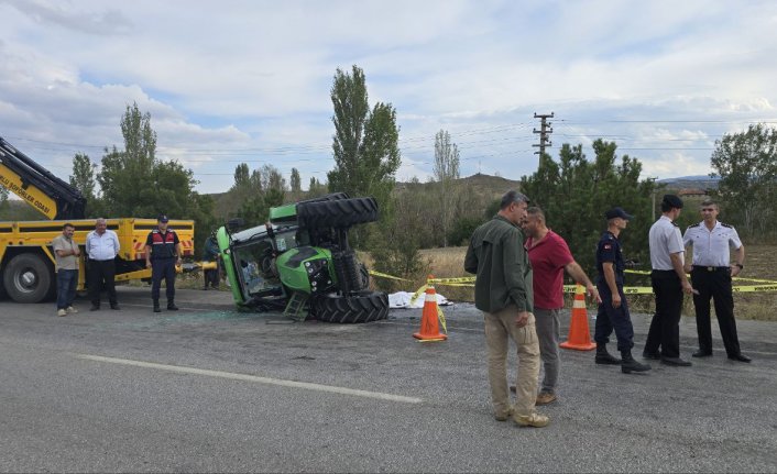 Çorum'da devrilen traktörün sürücüsü öldü, 1 kişi yaralandı