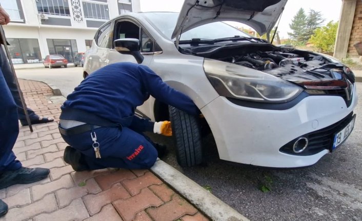 Çorum'da otomobilin motor bölümüne giren kediler sürücünün dikkati sayesinde kurtuldu