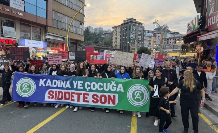 Çaykur Rizesporlu taraftarlardan kadına şiddet ve çocuk istismarına karşı tepki yürüyüşü