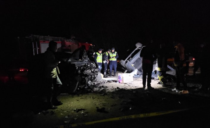 Çorum'da hafif ticari araçla otomobilin çarpışması sonucu 2 kişi öldü, 2 kişi yaralandı