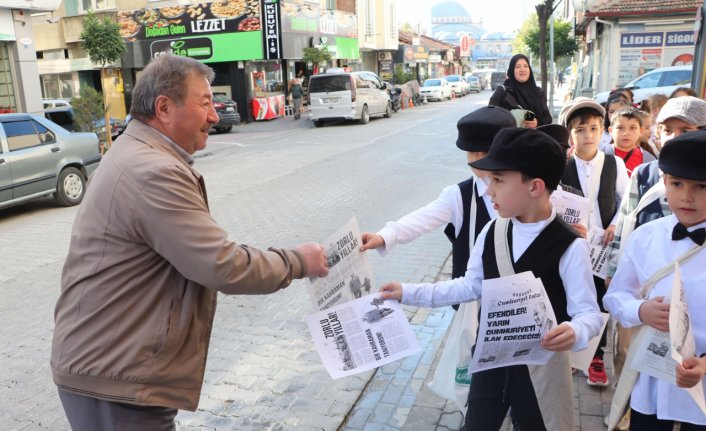 Cumhuriyet'in 101. yılı için Samsun'da öğrenciler gazete dağıttı, Tokat'ta polisler klip çekti