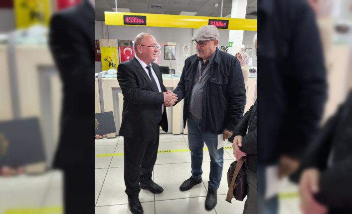 Giresun'da PTT 184. müşterisine pul kataloğu hediye etti