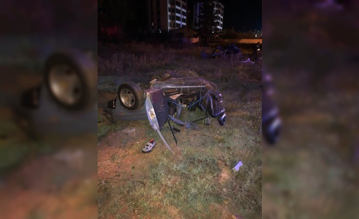 Tokat'ta ağaca çarpan ve ikiye bölünen otomobildeki 2 kişi öldü, 1 kişi yaralandı