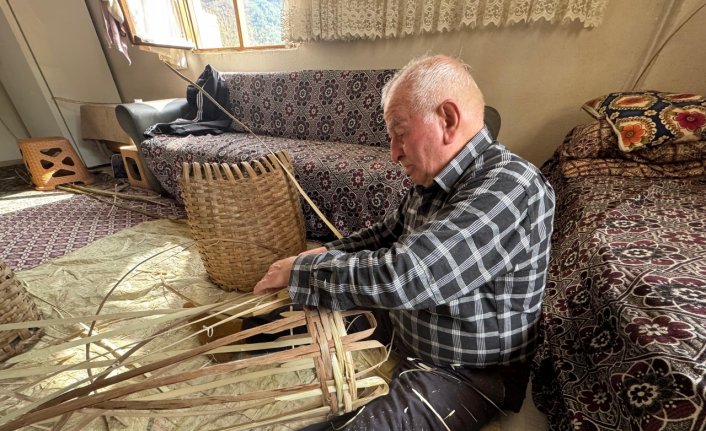 70 yıldır fındık dallarından sepet örerek dede mesleğini yaşatıyor