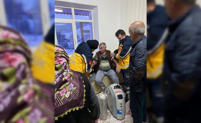 Artvin ve Bayburt'ta yolu kardan kapanan köylerdeki hastaların yardımına ekipler yetişti
