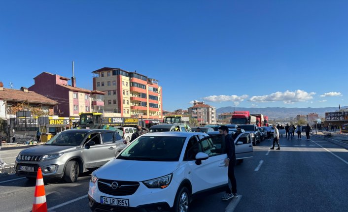 Çorum'da kavşağın kapatılmasına tepki gösteren vatandaşlar kara yolunu ulaşıma kapattı