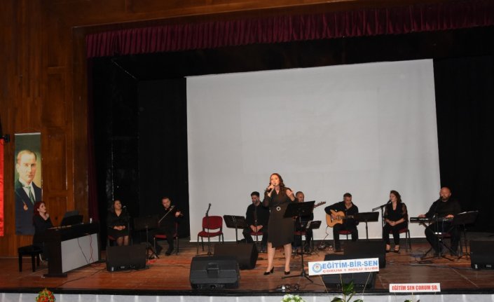 Çorum'da müziğe ilgi duyan öğretmenlerden oluşan koro konser verdi