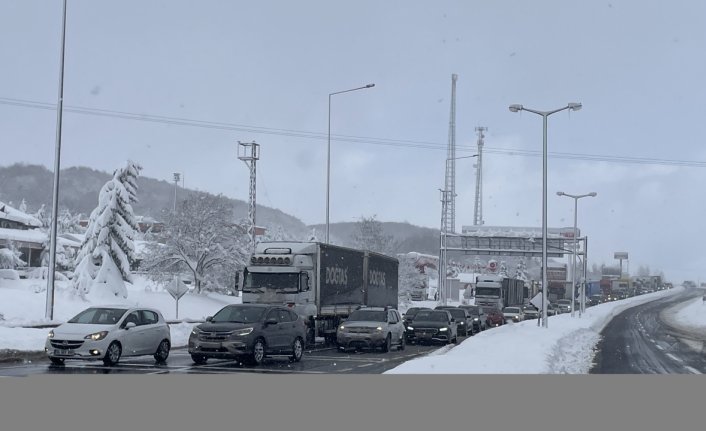 D-100 kara yolunun Bolu Dağı kesimi kar nedeniyle ulaşıma kapatıldı