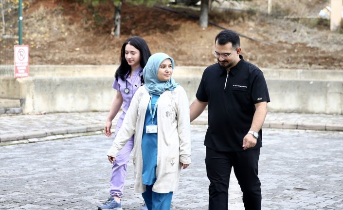 Hayalini gerçekleştirip doktor oldu, hemşire annesiyle aynı hastanede görev yapıyor