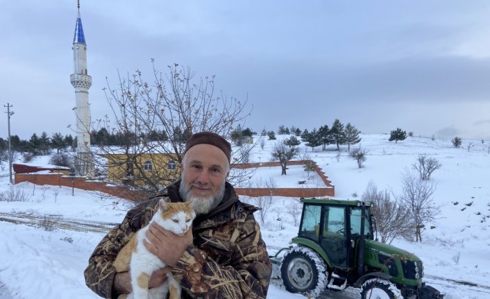 Kastamonu'da kapanan köy yolunu traktörüyle açan muhtara “Badem“ de eşlik ediyor
