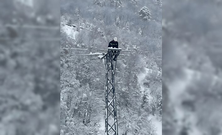 Orta Karadeniz Bölgesi'nde yoğun kar yağışı nedeniyle elektrik kesintileri yaşandı