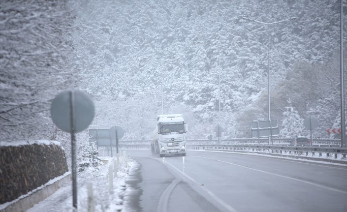 Samsun-Ankara kara yolunun Çorum kesiminde kar etkili oluyor