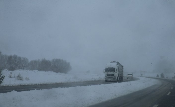 Tokat-Sivas kara yolunda kış lastiği ve zinciri olmayan araçların geçişine izin verilmiyor