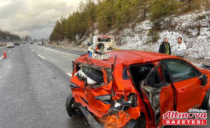Anadolu Otoyolu’nda iki otomobil çarpıştı: 1 kişi öldü, 4 kişi yaralandı