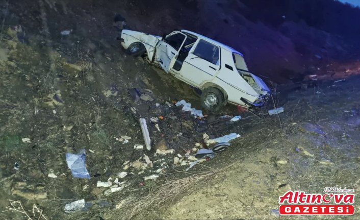 Aynı noktada 10 dakika arayla 2 otomobil devrildi