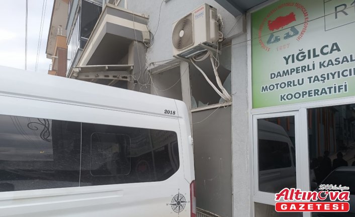 Düzce'de park halindeyken el freni boşalan hasta nakil aracı binaya çarptı