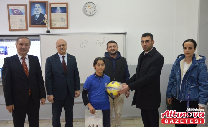 Havza Gençlik ve Spor Müdürü Uzun'dan kendisine kartpostal gönderen öğrenciye hediye