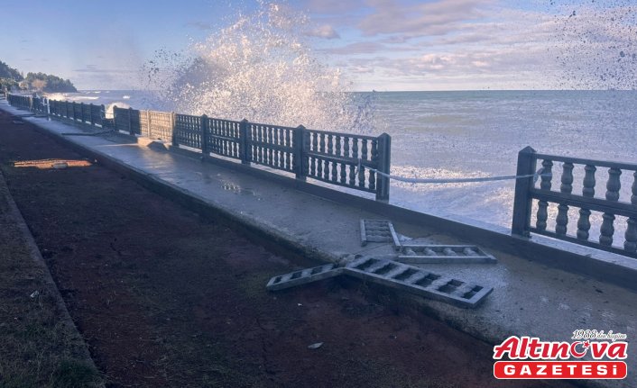 İnebolu ve Cide'de fırtına nedeniyle denizde oluşan dalgalar sahilde hasara neden oldu