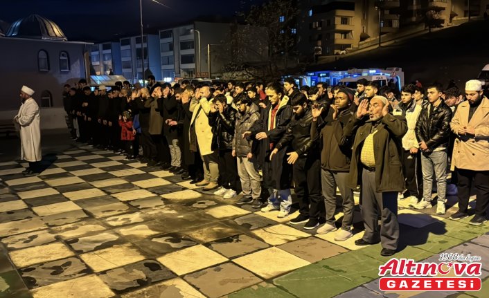 Kazakistan'daki uçak kazasında hayatını kaybedenler için Karabük'te gıyabi cenaze namazı kılındı