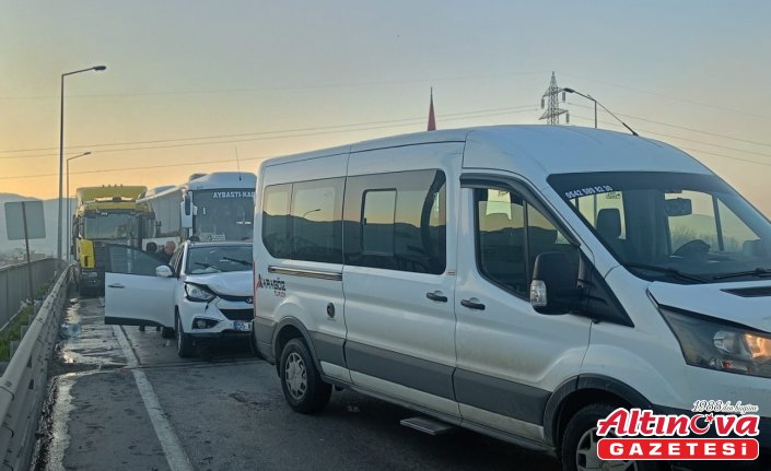 Samsun'da 5 aracın karıştığı trafik kazasında 3 kişi yaralandı