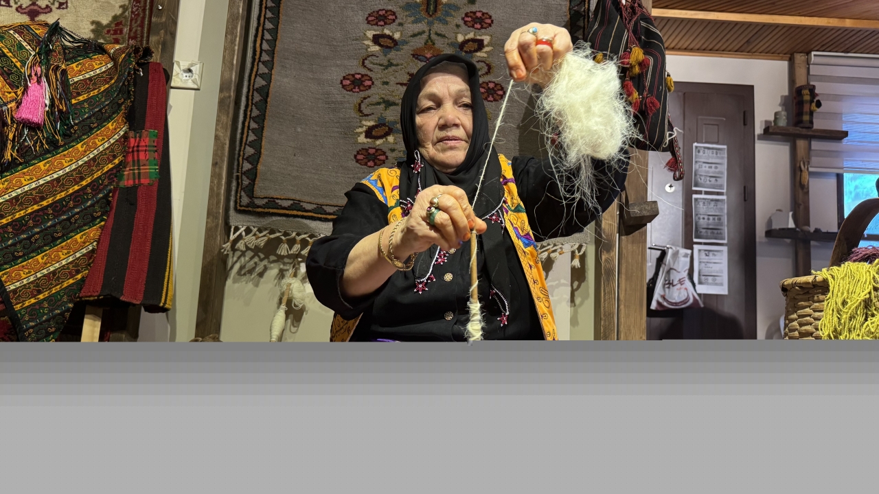 Trabzon'da aronyadan elde edilen boya ile renklendirilen iplerle halı ve kilim dokunuyor