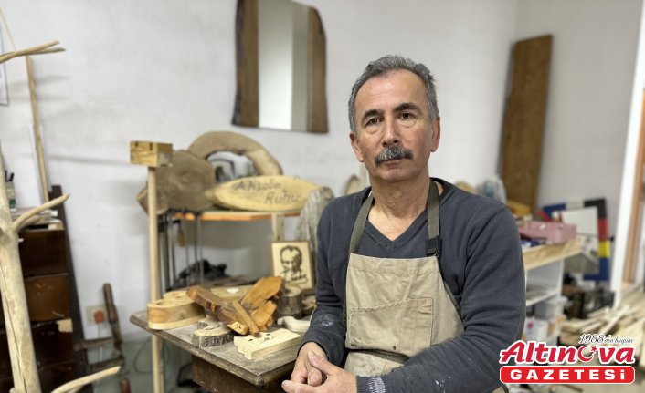 Yarım kalan çocukluk hayalini emekliliğinde açtığı ahşap atölyesiyle gideriyor