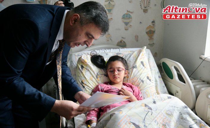Bolu'da tedavi gören çocuklar karne heyecanını hastanede yaşadı