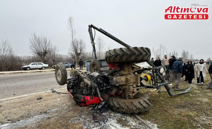 Kastamonu'da minibüsle traktörün çarpıştığı kazada 3 kişi yaralandı