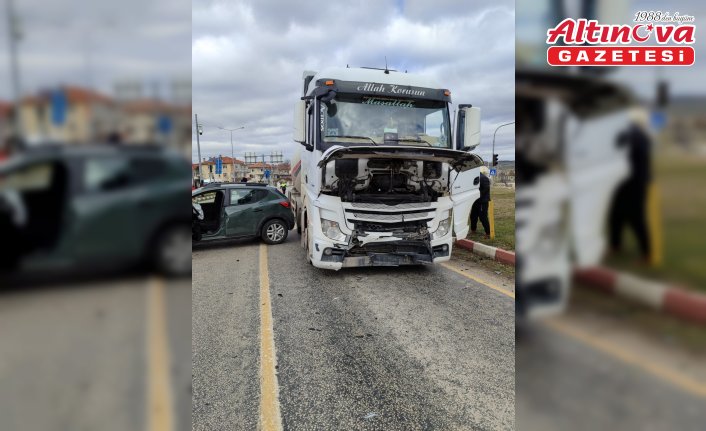 Samsun'da tır ile otomobilin çarpıştığı kazada 2 kişi yaralandı