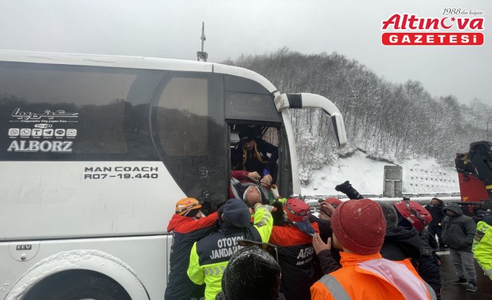 Anadolu Otoyolu'nun Bolu Dağı Tüneli kesiminde tıra çarpan otobüsün sürücüsü yaralandı