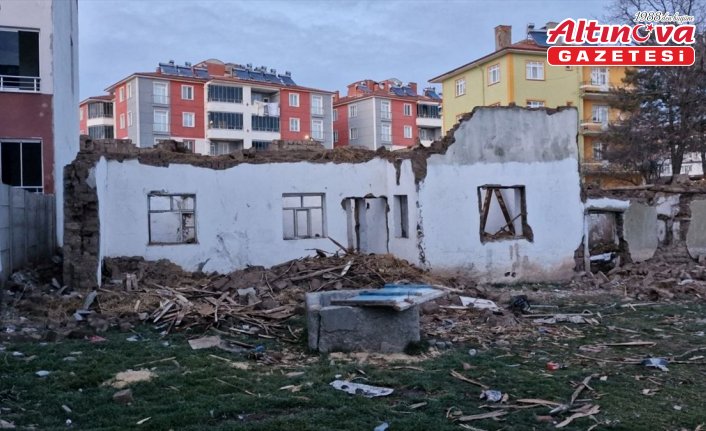 Çorum'da yıkmaya çalıştığı evin çöken çatısının altında kalan kişi yaralandı