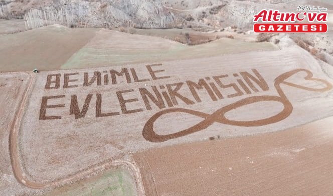 Çorumlu çiftçi, tarlasını “Benimle evlenir misin“ yazısı oluşturacak şekilde sürdü