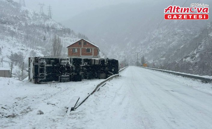 Gümüşhane'de devrilen tırın sürücüsü yaralandı