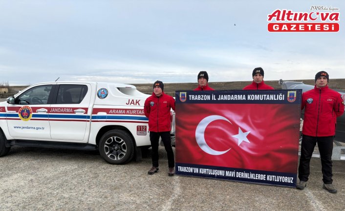 Jandarma SAK timleri, Trabzon'un kurtuluşunu su altında Türk bayrağı açarak kutladı