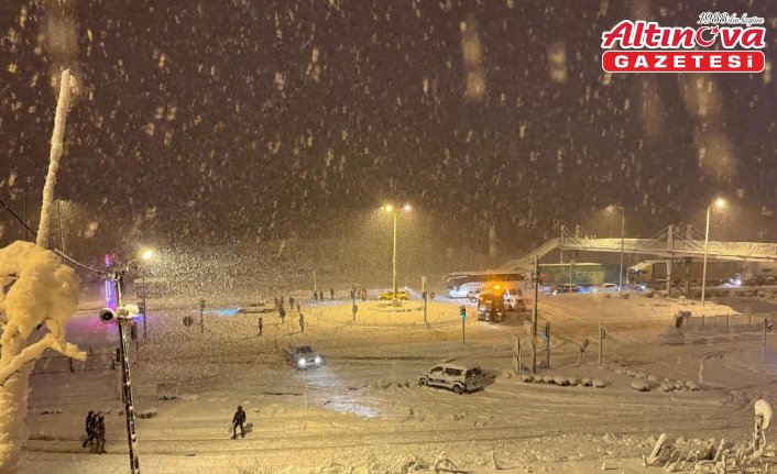 Karadeniz Sahil Yolu'nun Trabzon-Giresun güzergahı, iki tırın çarpışması sonucu ulaşıma kapandı