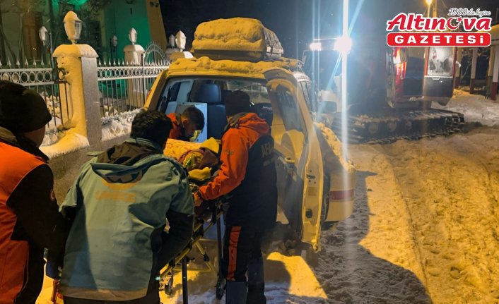 Kastamonu'da kar nedeniyle yolu kapanan köylerdeki hastalar hastaneye ulaştırıldı