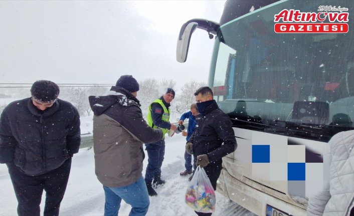 Kastamonu'da kar yağışı nedeniyle yolda kalanlara jandarma ve polis ekipleri yardım etti