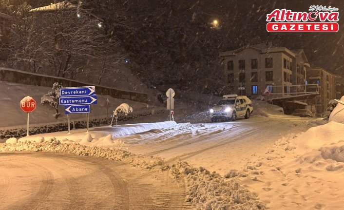 Kastamonu'da yoğun kar nedeniyle bazı yollar tır ve çekicilerin geçişine kapatıldı