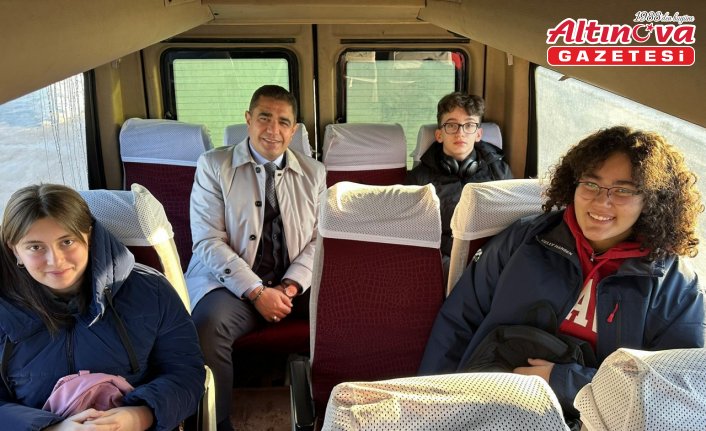 Vali Aslan, okul servisinde öğrencilerle kar ve soğuk hava kritiği yaptı