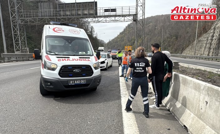 Anadolu Otoyolu'nun Bolu kesiminde iki otomobilin çarpıştığı kazada 4 kişi yaralandı