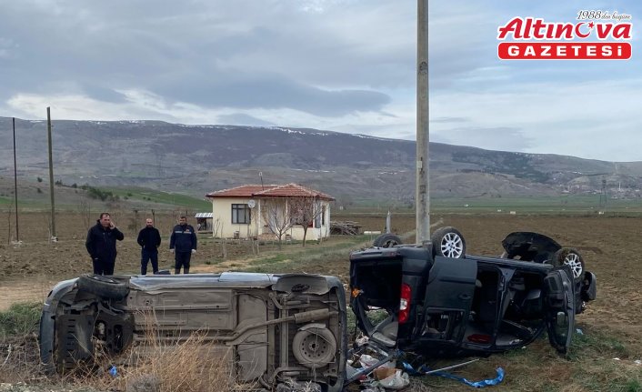 Çorum'da çarpışan 2 otomobildeki 7 kişi yaralandı