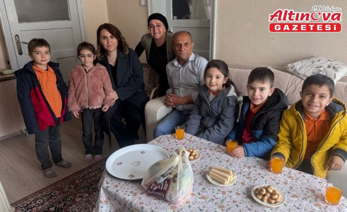 Çorum'da öğrenciler yalnız yaşayan yaşlıları evlerinde ziyaret ediyor