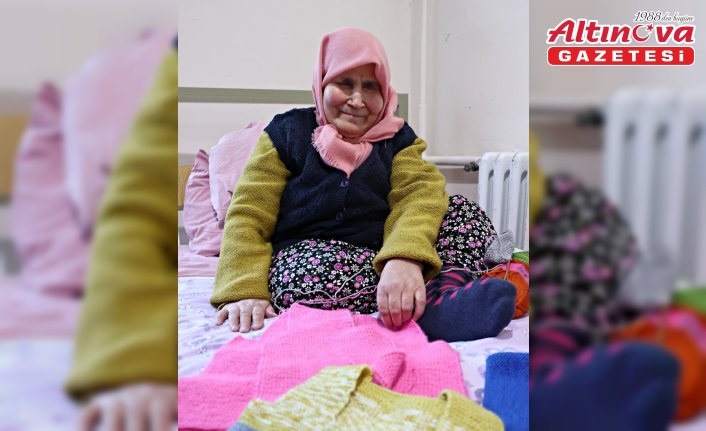 Doğuştan görme engelli Hamide teyze ördüğü örgülerle hayata bağlanıyor