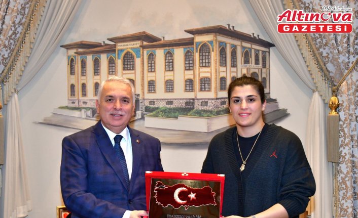 Dünya şampiyonu Busenaz Sürmeneli, Trabzon Valisi Aziz Yıldırım'ı ziyaret etti