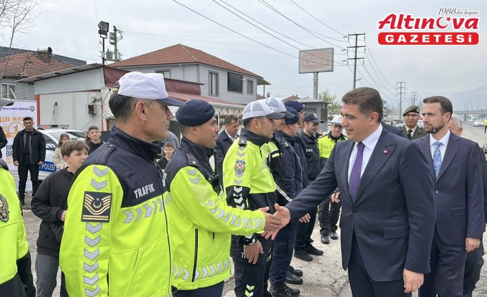 Düzce Valisi Aslan, Bolu Dağı geçişinde güvenlik güçlerinin ve sürücülerin bayramını kutladı