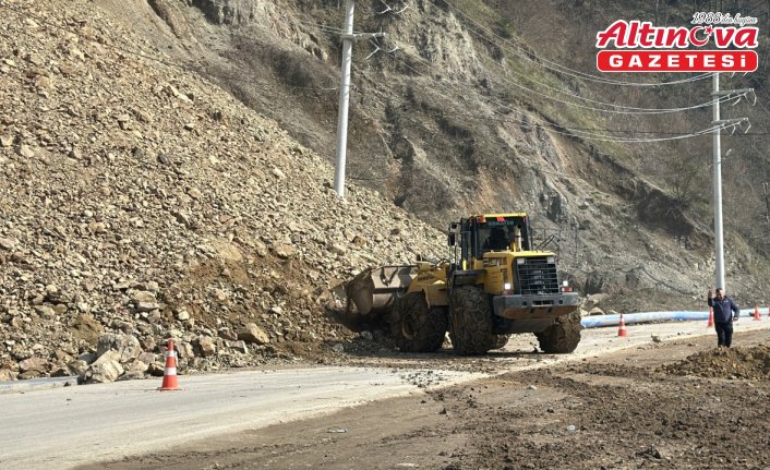 Düzce'de heyelan nedeniyle toprak parçaları köylere ulaşım sağlanan kara yoluna düştü